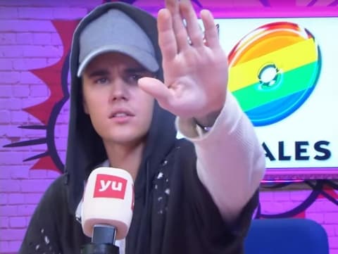 El músico se molestó por que en la cabina había mucha gente, por lo que dijo "Voy al baño" y ya nunca regresó.