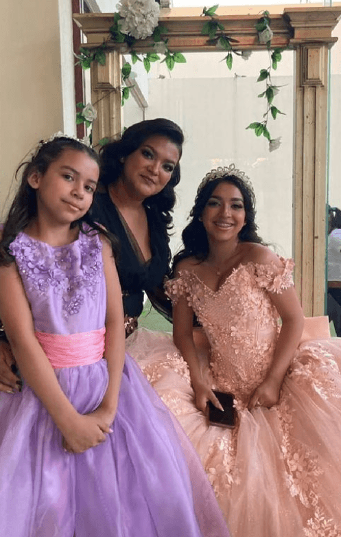 En abril de 2021, la adolescente sorprendió a sus fans al mostrar una foto de tiempo atrás, en donde se le ve usando un amplio vestido de quinceaños. Aunque Grecia no especificó la fecha en que fue tomada, sus seguidores no dudaron en felicitarla por la celebración.