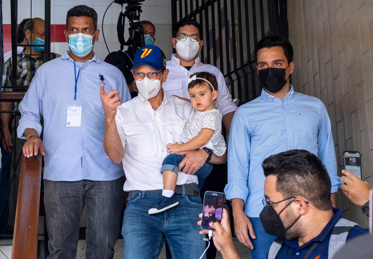 Otros opositores como Henrique Capriles fueron a votar y llamó a los venezolanos a ejercer su derecho al sufragio.
<br>
<br>