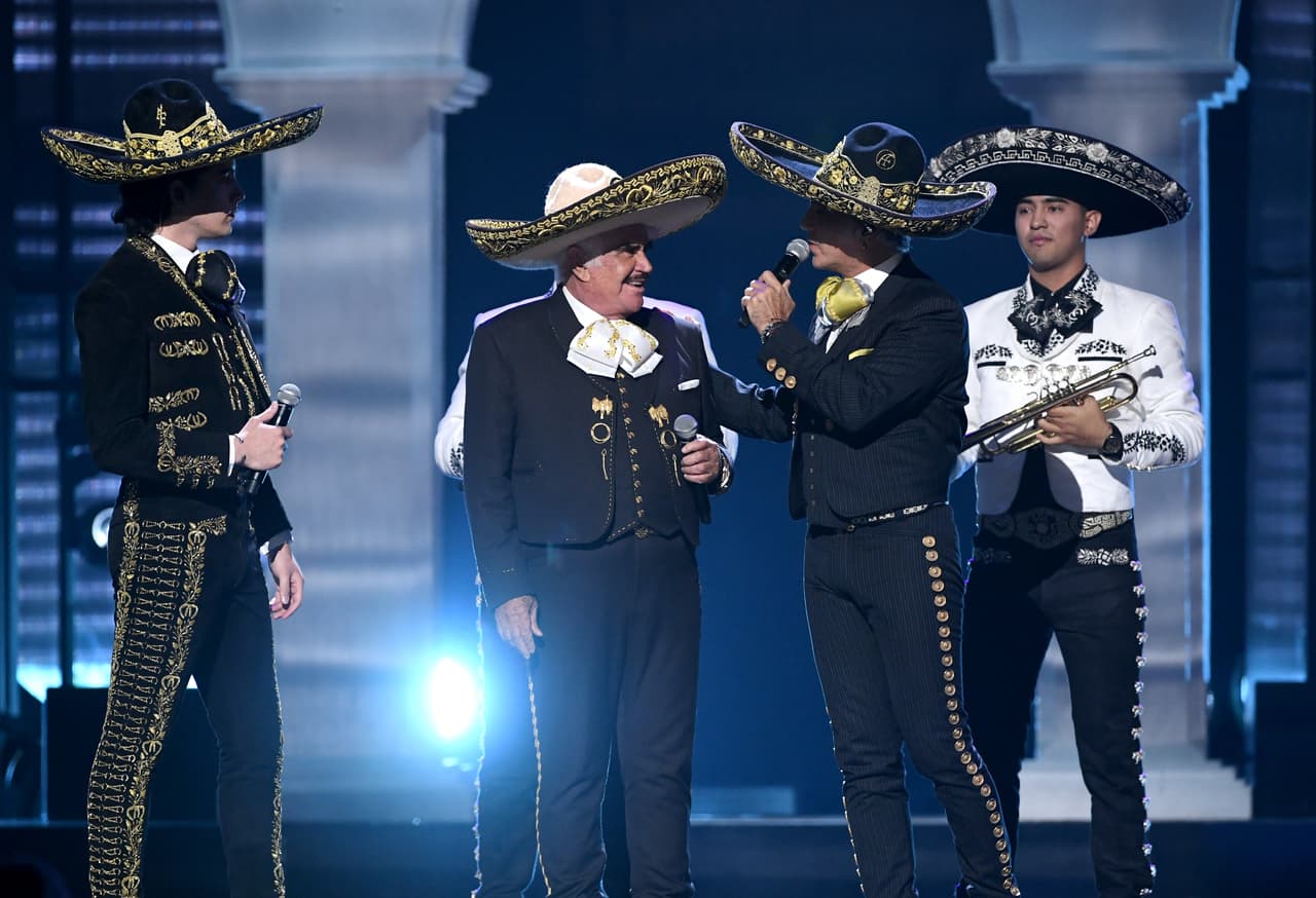 Finalmente salió a escena Álex y con 'Volver, volver' los tres pasaron al stage y ocasionaron que todo el público se pusiera de pie.