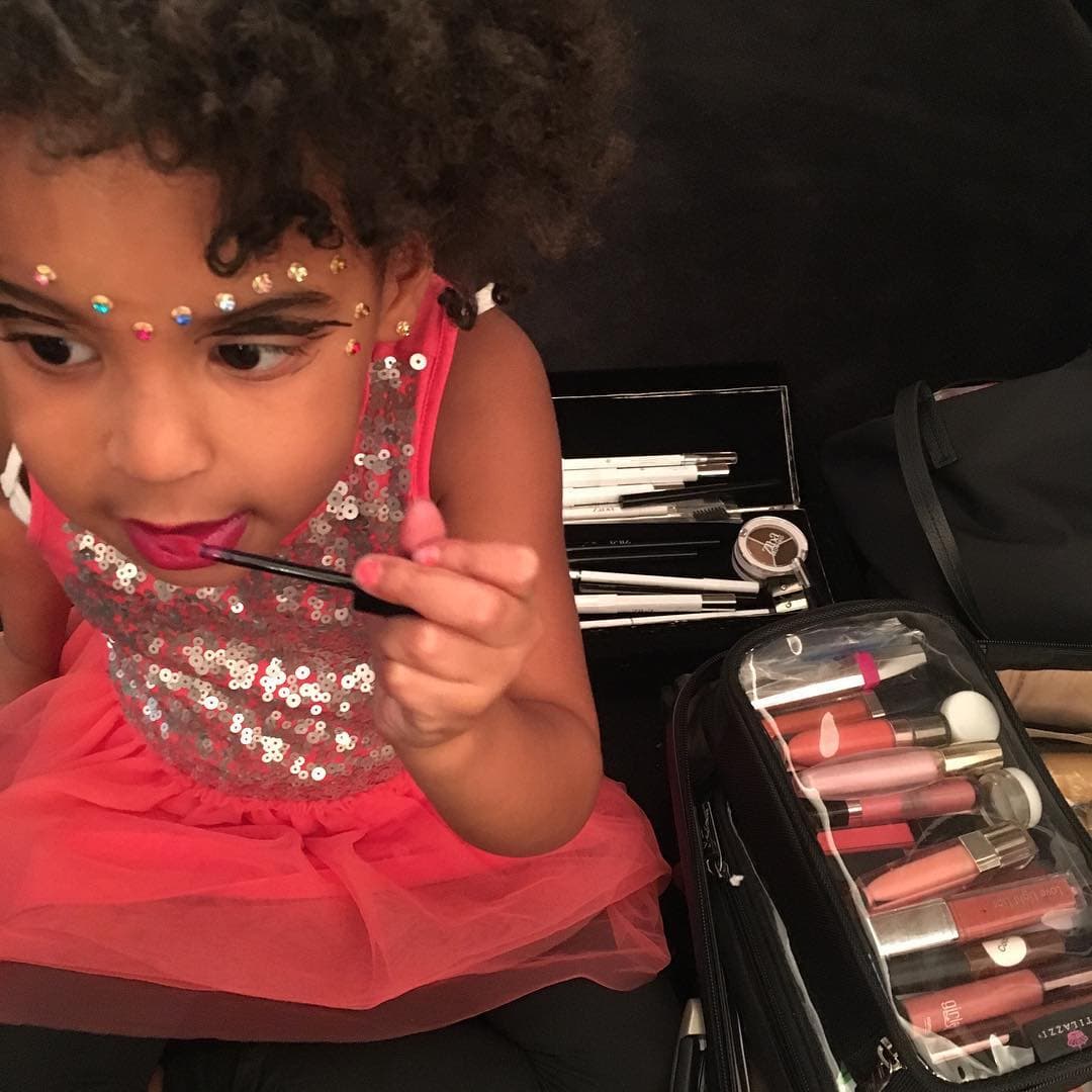 Blue Ivy tomó "prestados" los maquillajes de su mami y comenzó a pintarse la boquita. ¡Ternurita!
