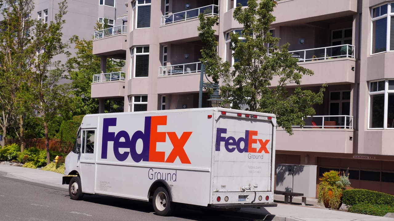 Si espera la entrega de un paquete de FedEx, considere usar FedEx Delivery Manager para redirigir su entrega a una oficina de FedEx cercana.
<br>