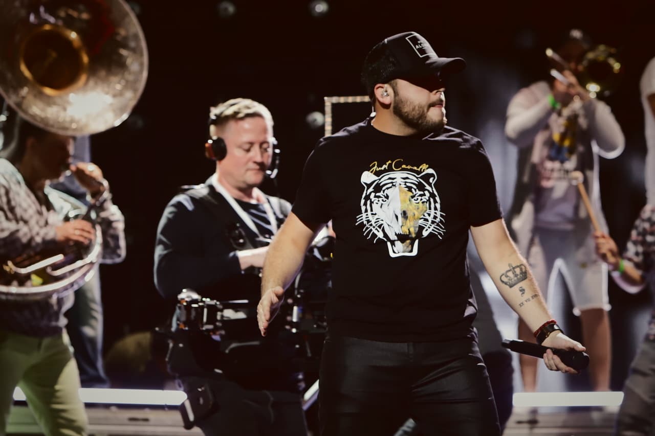 Mientras bailaba, dejó ver algunos de sus tatuajes, como esta corona en su antebrazo izquierdo con la que parece recordarnos que él es el rey del corrido.