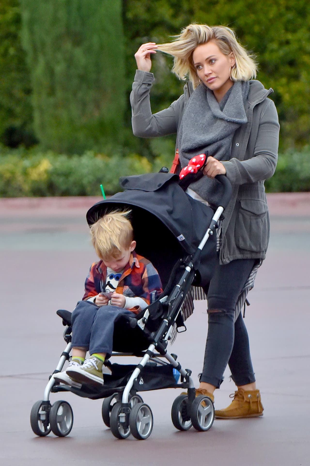 Hillary Duff es de las famosas que ha probado la calidad de los cochecitos Bugaboo. Si bien es una de las marcas más caras, se coloca como una de los más recomendables por practicidad y seguridad para los pequeños.