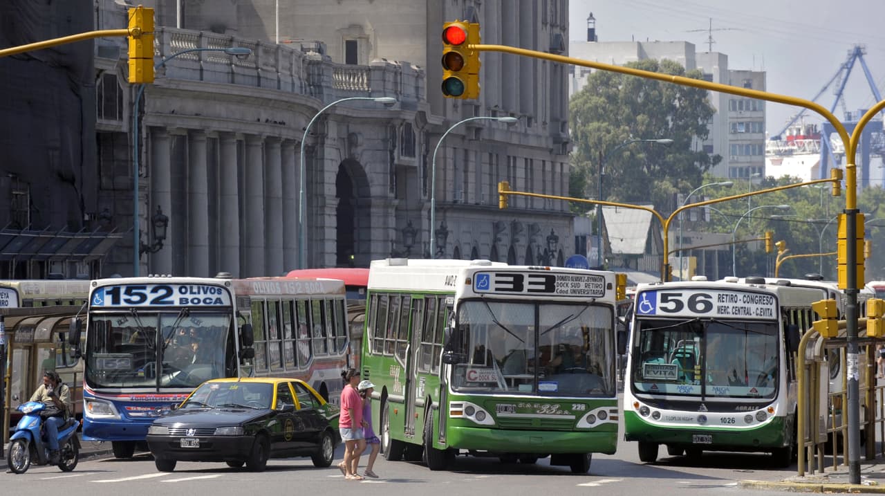 <b>19. Buenos Aires.</b>
<br>
<br>Según el ‘Índice de Tráfico Tom Tom’, los residentes de 
<b>la capital argentina</b> malgastan en promedio un 
<b>42% de tiempo extra </b>atrapados en el tráfico, resultado similar al alcanzado en 2015. Ese promedio sube al 64% en las horas pico de la mañana y al 68% en las horas pico de la noche. 
<br>
<br>Según Tom Tom los habitantes de Santiago de Chile pierden en promedio 40 minutos extra al día y 152 horas extra al año a bordo de vehículos de transporte automotor.