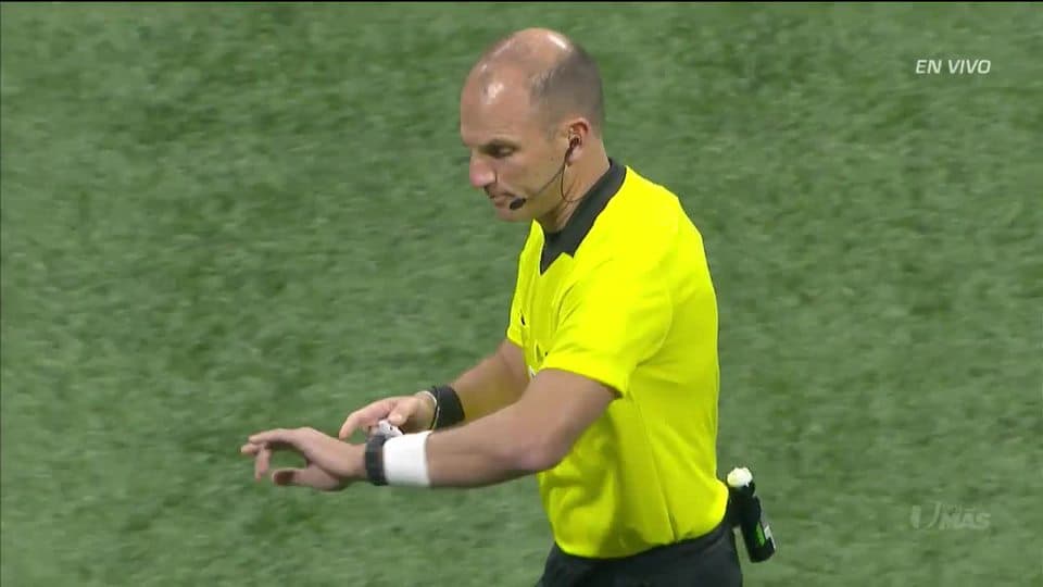 Arranca el partido y la pelota está en juego.