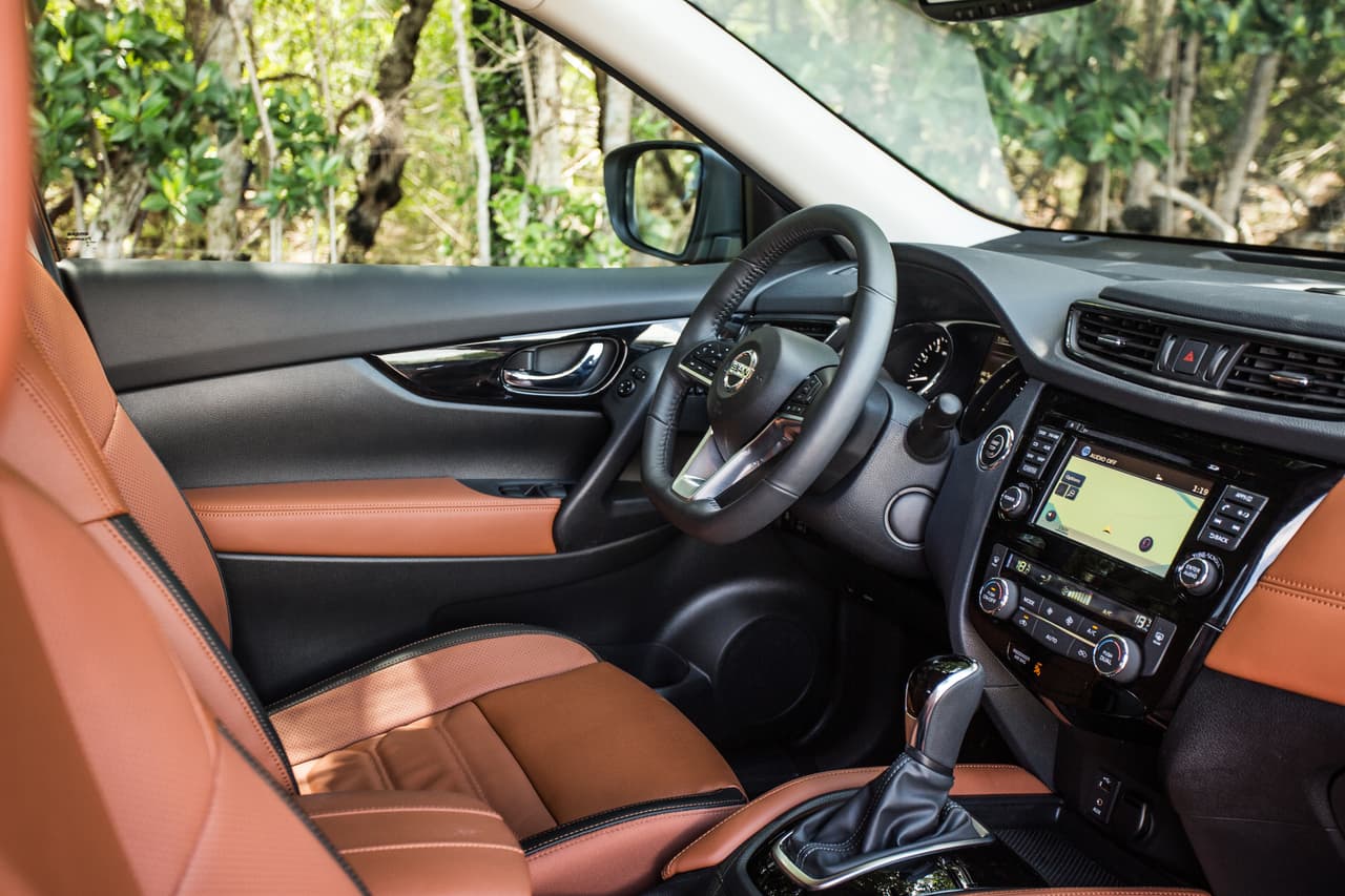 Otro perspectiva del interior de la Nissan Rogue SL equipada con el paquete Platinum Reserve.