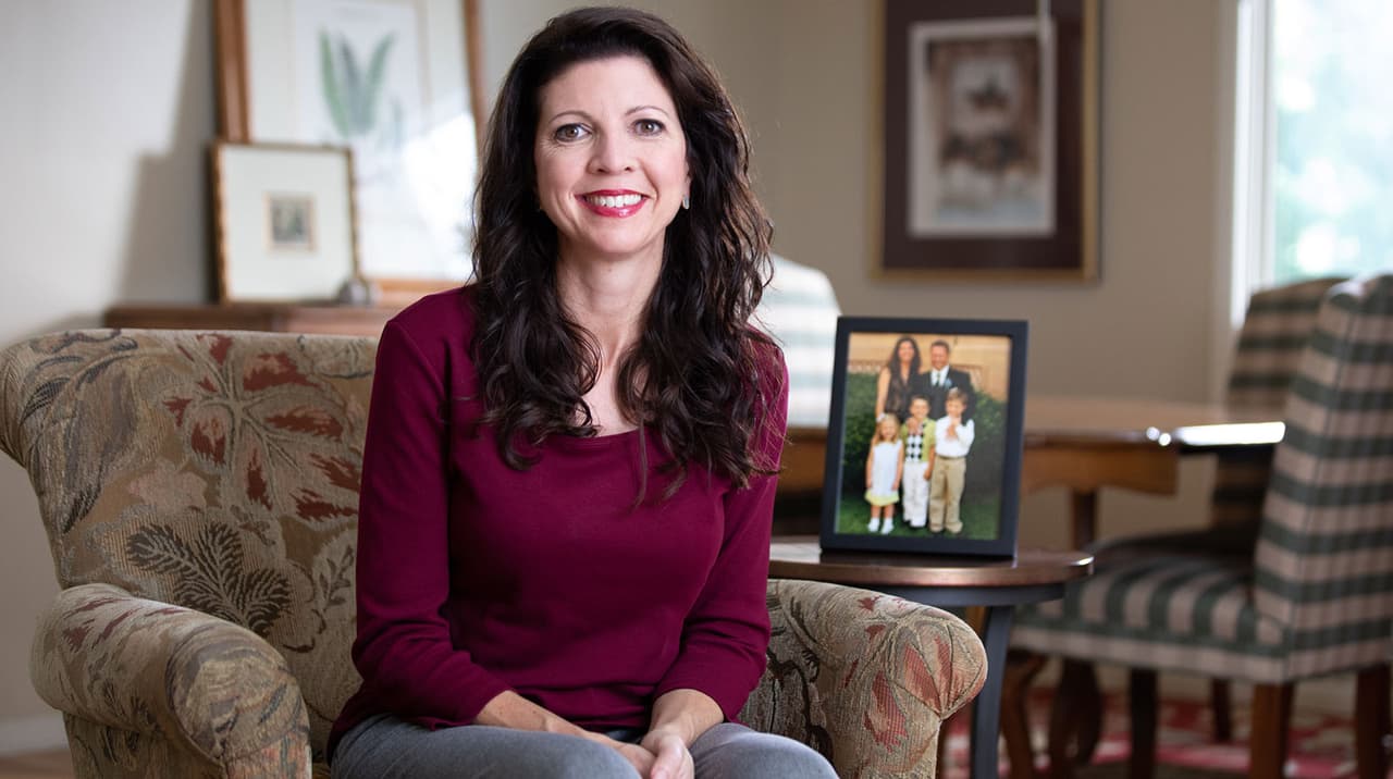 <b>Betsy Londrigan</b> se enfrentará en noviembre al representante Rodney Davis en el distrito congresional 13, quien le ganó en las elecciones generales del 2018. Su enfoque para las elecciones del 2020 es la atención médica y detener los recortes de impuestos para las corporaciones y las personas ricas.