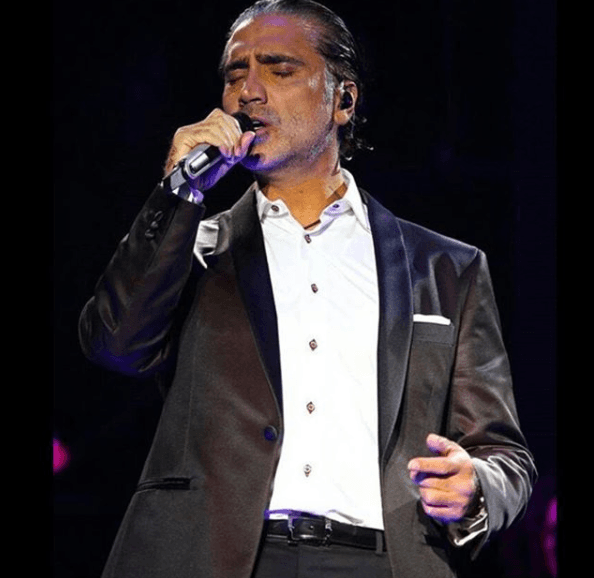 O un estilo más relajado y sin corbata a la hora de estar frente a sus miles de seguidores, ya cuando llega el momento de interpretar sus temas más 'llegadores'.