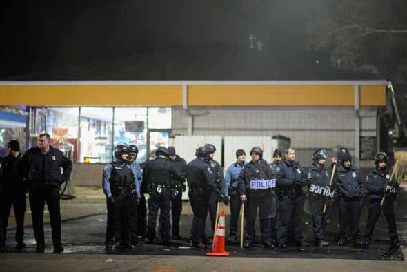 Las protestas fueron más tranquilas que la noche anterior, cuando unas 300 personas llegaron a la gasolinera donde y arrojaron piedras y ladrillos en una escena que hizo recordar las protestas en ocasiones violentas que siguieron a la muerte de Brown, un joven negro que estaba desarmado y que fue baleado por un agente blanco. Con la información de The Associated Press