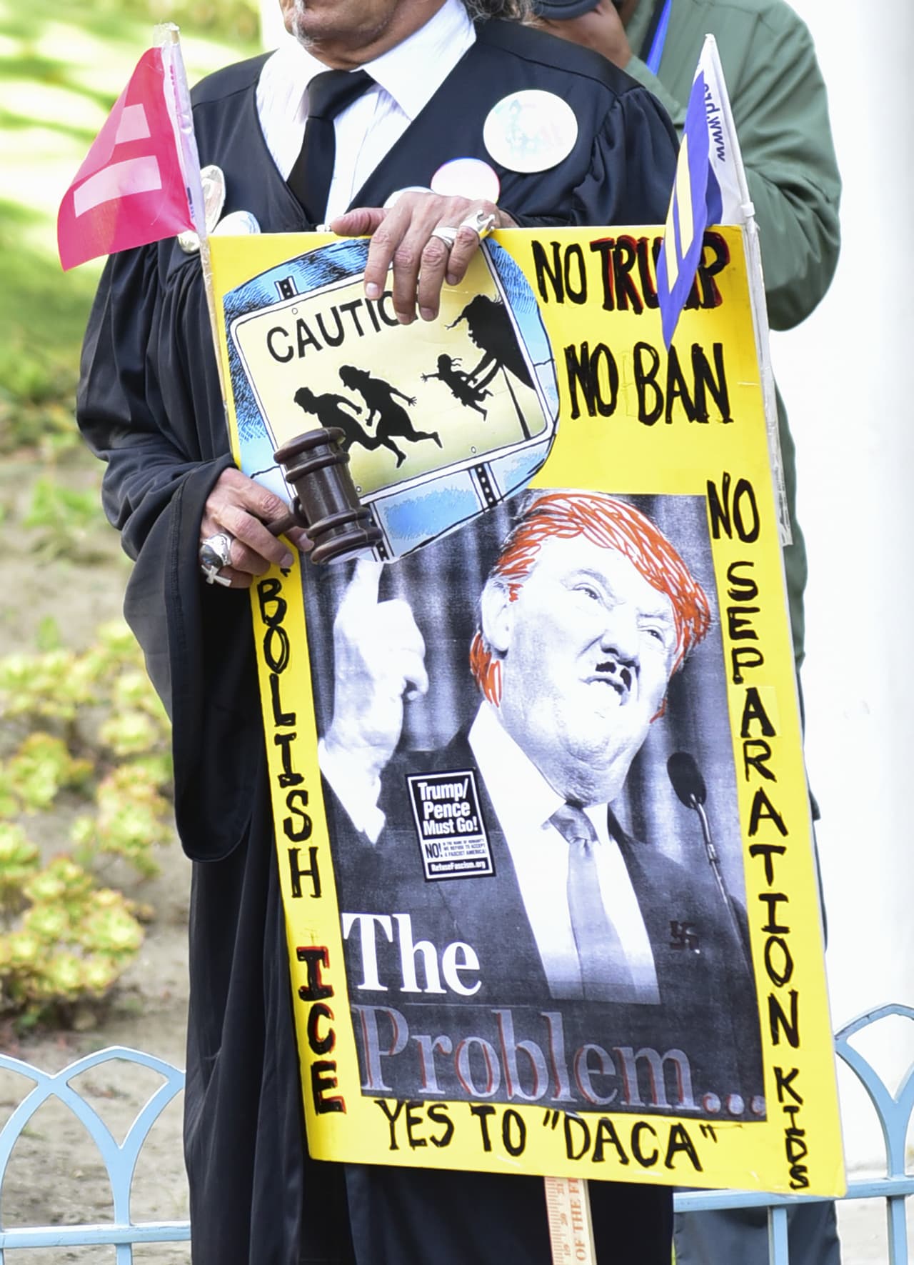 Los organizadores esperan que cientos de personas se congreguen de nuevo este sábado frente a la Alcaldía de Los Ángeles en defensa de los niños inmigrantes separados de sus padres en la frontera.