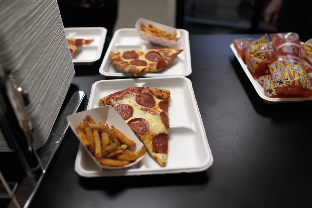 Nueva propuesta aumentaría las hamburguesas, las pizzas y papas fritas en las escuelas