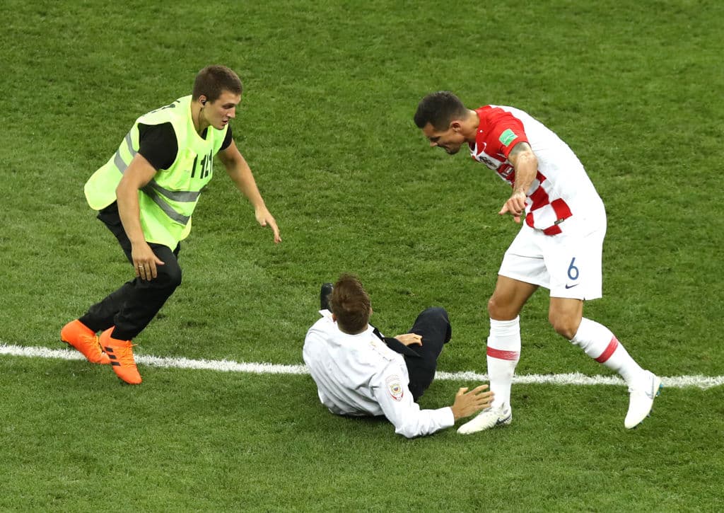 El personal de seguridad fue puesto a prueba en el Estadio Luzhniki.