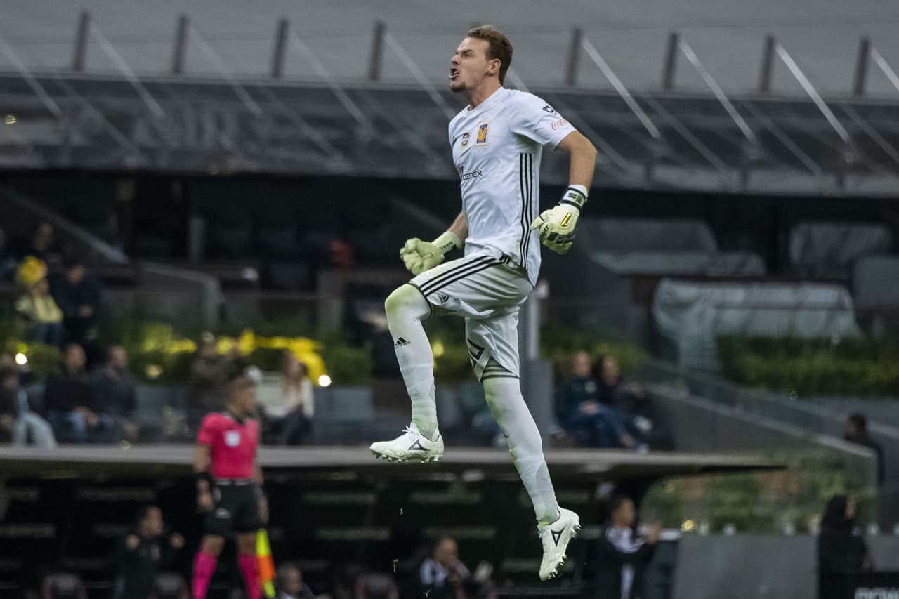 Miguel Ortega festeja el primer gol de Tigres.