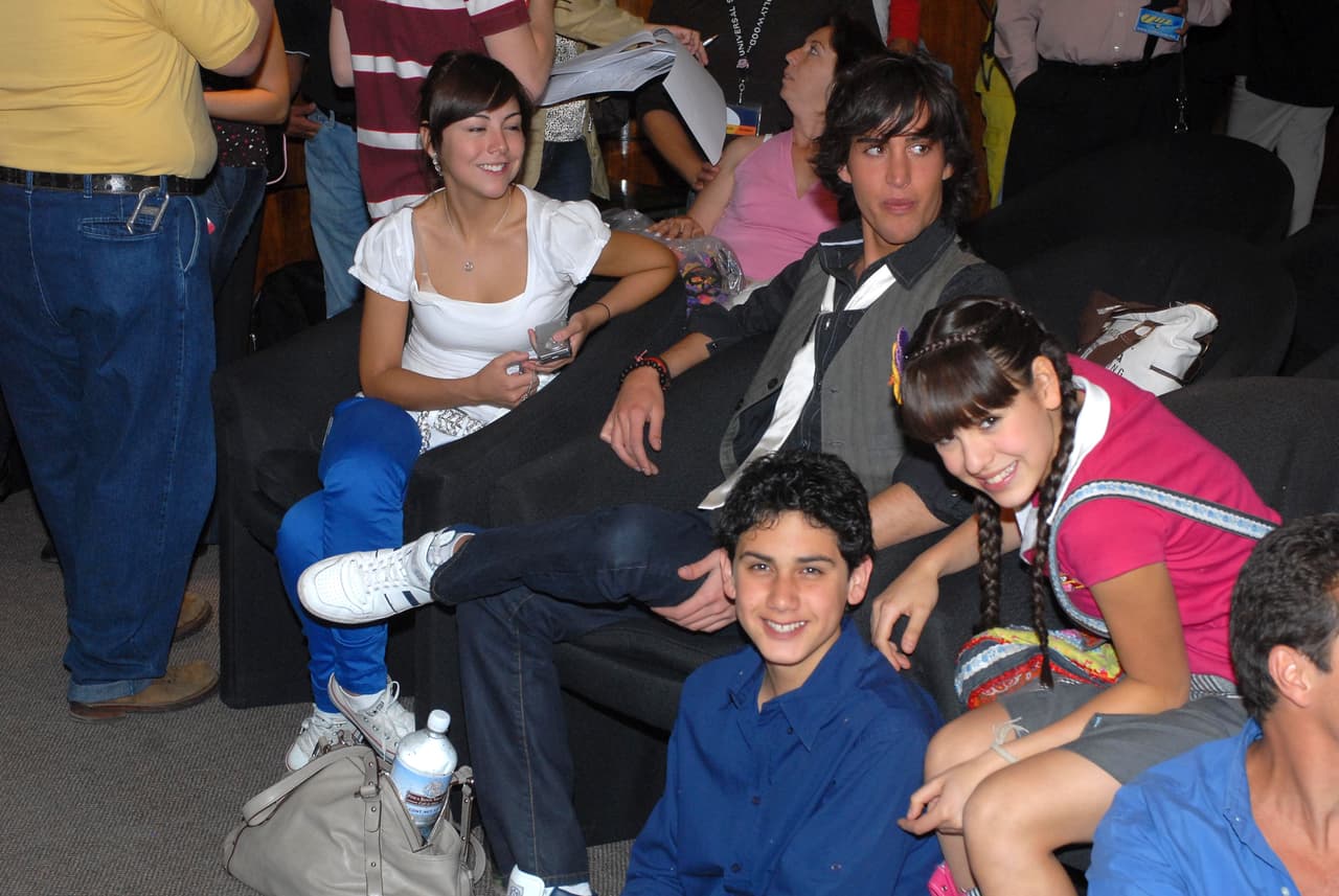 En este melodrama también vimos hacer sus pininos a Roberto Carlo, quien le dio vida a Lorenzo, mejor conocido como Renzo dentro de la trama.