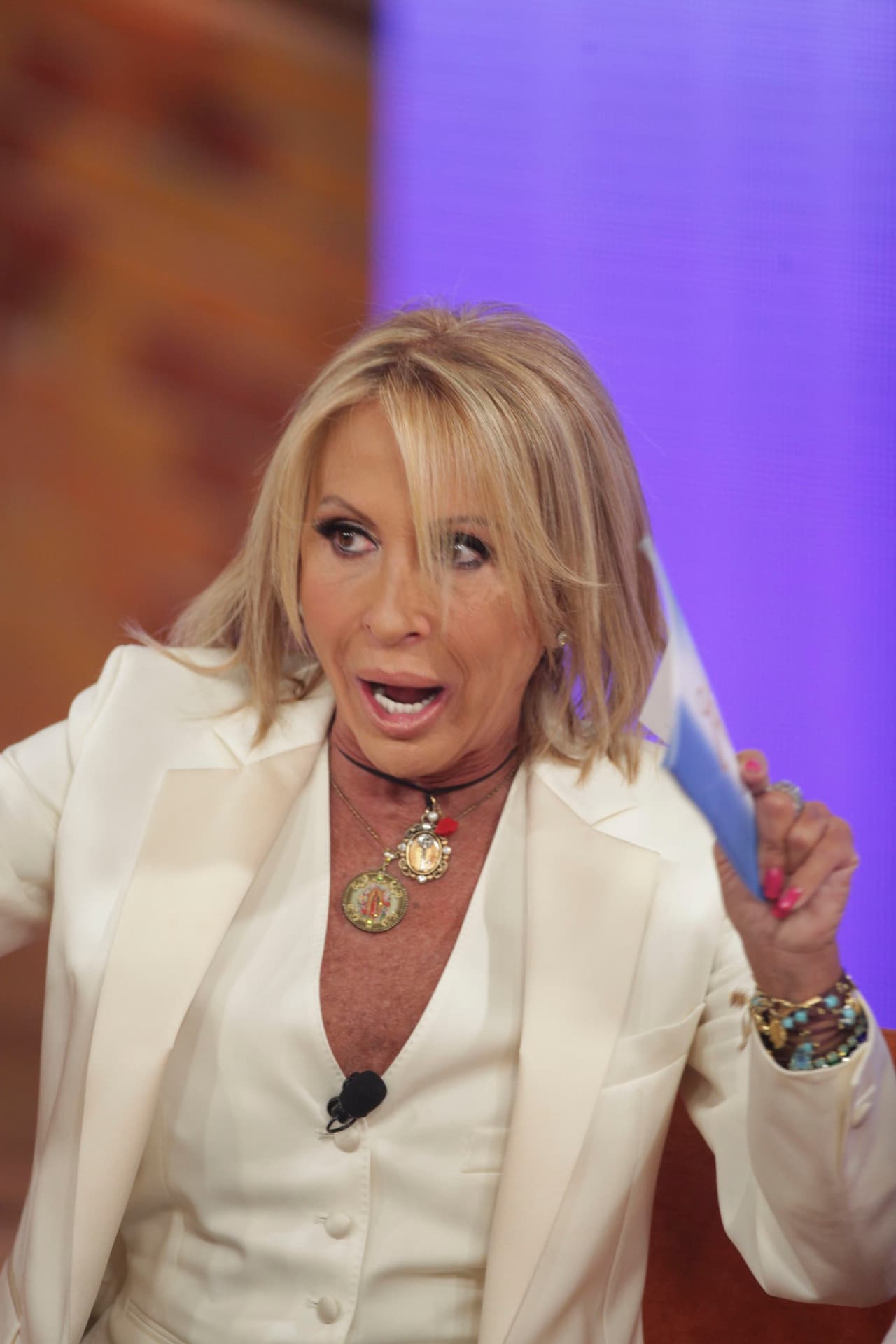 “Yo no entendía qué pasaba. Ella (
<b><a href="https://www.univision.com/shows/el-gordo-y-la-flaca/si-quiero-fidelidad-voy-y-me-compro-un-perro-laura-bozzo-descarta-una-reconciliacion-con-cristian-zuarez">Laura Bozzo) gritaba mucho ‘la reina del raiting soy yo’</a></b>, yo no entendía qué pasaba… Lo único que me decían era ‘Rocío camina’. Yo estaba en shock, no sabía lo que estaba sucediendo, yo no sabía nada, yo venía de una reunión”, agregó la conductora mexicana.
