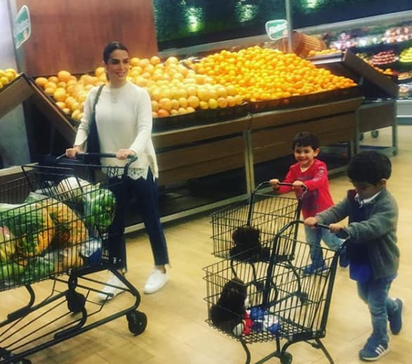 Los pequeños incluso acompañan a su mamá cuando va de compras.