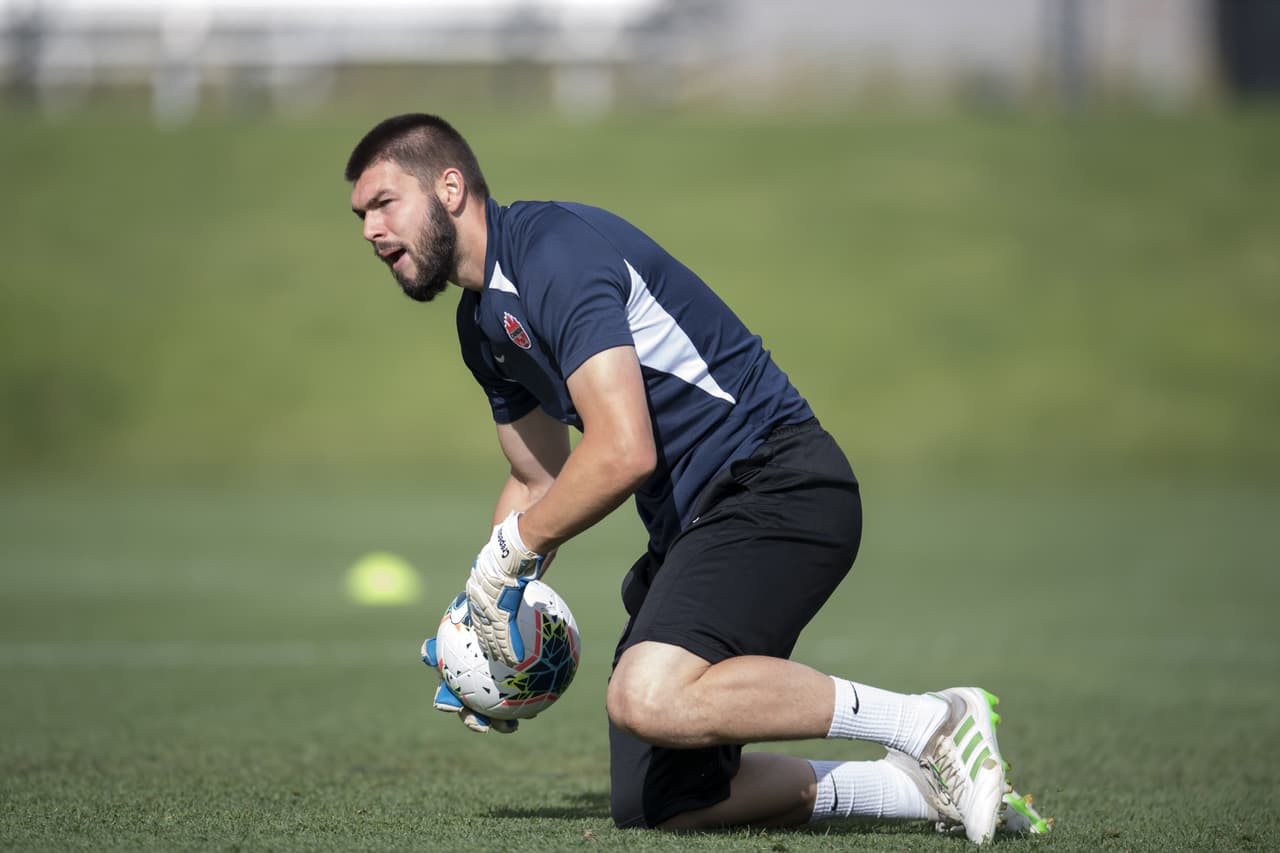 Bajo las órdenes de John Herdman, entrenador de la selección de Canadá, el equipo de la hoja de maple se entrenó para cerrar su preparación de cara a su importante partido ante México por la Copa Oro que se efectuará este miércoles en Denver. Jugadores jóvenes muy interesantes y con enorme potencial que militan en las mejores ligas europeas, son la parte medular de un equipo canadiense que, por lo visto, busca hacerle partido al Tri en el renglón de lo físico y el desgaste por correr en todo el campo.
