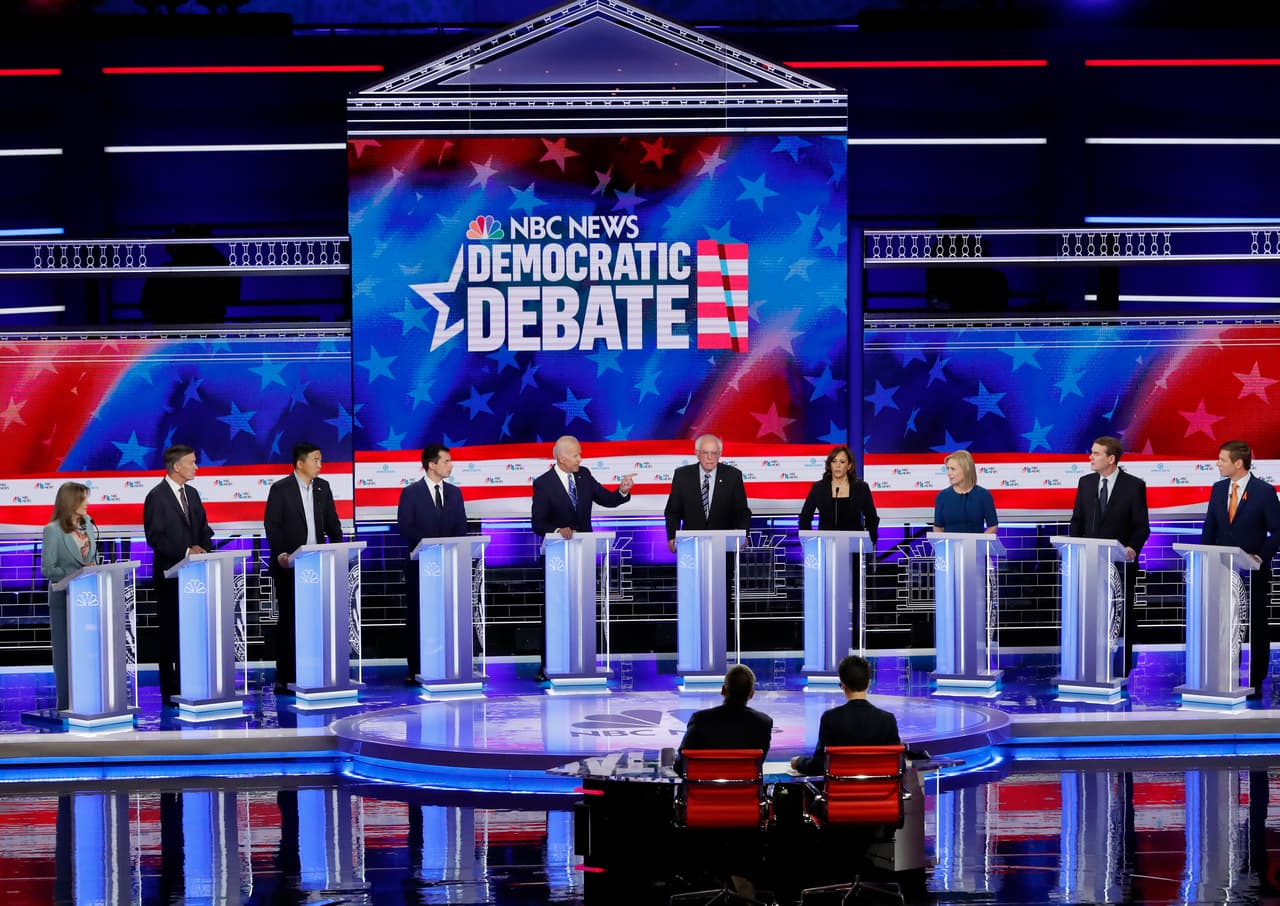 Entre los 10 candidatos que estuvieron en la segunda tanda de debates organizados por NBC-Telemundo figuraron los más veteranos y los más jóvenes, los más populares y los menos conocidos. Estos últimos pudieron haberse aprovechado de la atención que generaron en el evento los primeros, pero no todos lo consiguieron, como sí parece haberlo hecho Harris. La noche supuso un punto de inflexión en unas primarias demócratas en las que los candidatos se habían dedicado a esquivarse, centrándose en su deseo compartido de sacar a Trump de la Casa Blanca.
