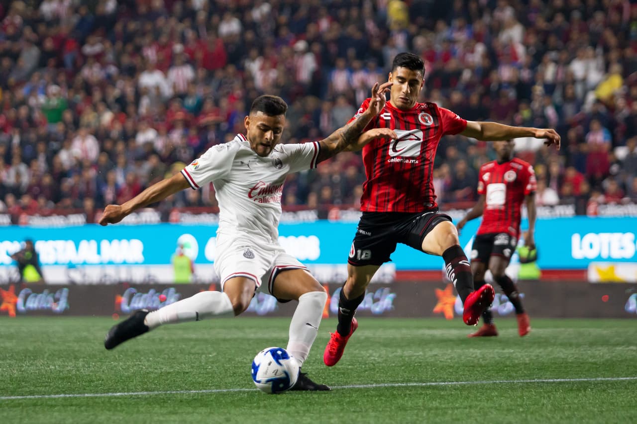 Alexis Vega se abre un espacio, y saca el disparo pero sale muy desviado.