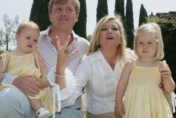 Catharina-Amalia es la hija del rey Willem Alexander y su esposa la reina Máxima. Willem ascendió al trono en 2013, luego de la abdicación del trono por parte de su madre, la reina Beatriz.La princesa de Orange, la mayor de tres hermanas, a sus 11 años va a un colegio público, practica judo, jockey, le encanta la actividad hípica y habla perfectamente holandés, español e ingles.Y aunque sus apariciones públicas por el momento son limitadas, sus papás se aseguran de incluirla en las actividades tradicionales y necesarias para su formación como futura reina.