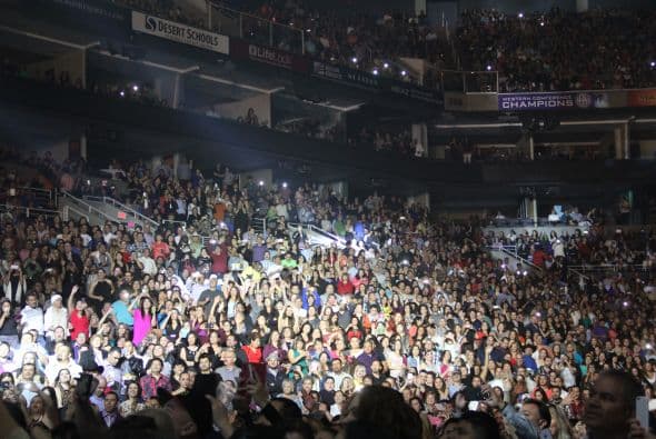 El Divo de Juárez, Juan Gabriel, hizo retumbar Phoenix con su música, su voz y sus bailes, enloqueciendo a miles de fans que llenaron el US Airways Center. Con un "¡Viva México!", Juanga arrancó su gira de conciertos del tour "Volver" ante un auditorio repleto que respondió con la misma pasión. Este ícono mexicano deleitó al público con sus grandes éxitos como "Querida", "El Noa Noa", "Inocente pobre amigo," y "Amor Eterno" entre muchos otros. El cantante se entregó por entero a sus seguidores, quienes cantaron, bailaron, lloraron y hasta aprovecharon para tomarse una selfie en un espectáculo que fue divertido y emotivo a la vez.