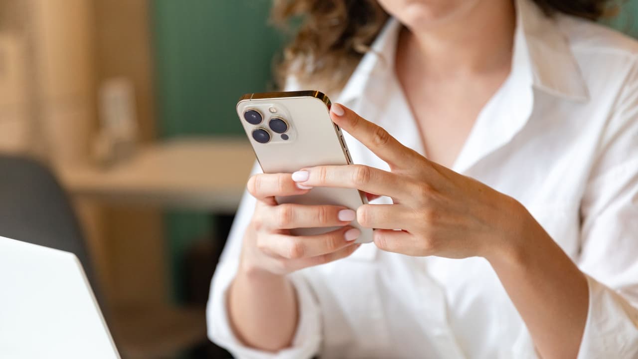 <h3 class="cms-H3-H3">Qué hacer para no enredarse con el cambio de hora </h3>
<br>
<b>El 2 de noviembre, cuando den las 2:00 a. m., el reloj volverá a marcar la 1:00.</b> Es decir, atrasamos una hora. La tecnología nos facilita mucho la vida: 
<b>los teléfonos, computadoras y hasta algunos autos se ajustan solos. </b>
<br>
<br>
<br>Pero siempre quedan relojes rezagados:
<b> el de la cocina, el del microondas, el que cuelga en la pared de la sala.</b> Un par de consejos útiles: 
<br>
<br>🕰️ 
<b>Activa</b> la hora automática en tu celular. 
<br>
<br>🕰️ 
<b>Revisa</b> tus alarmas: el lunes siguiente es día de escuela y trabajo. 
<br>
<br>🕰️
<b>Adelántate</b> al cuerpo: dos noches antes, acuéstate 15 o 20 minutos antes, para que no se sienta tan brusco el ajuste.
<br>