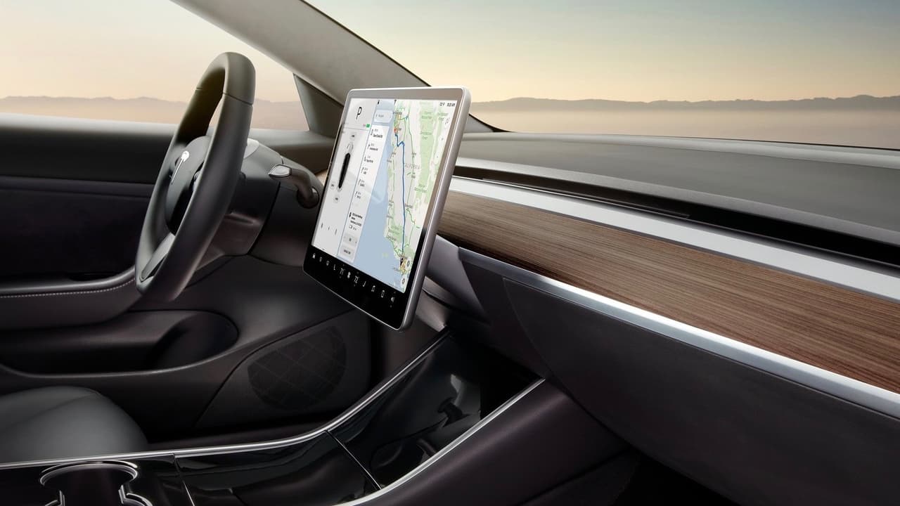 Todas las actualizaciones de los programas computarizados del Tesla Model 3 son recibidas a través del aire, evitando molestas visitas a las tiendas de Tesla.