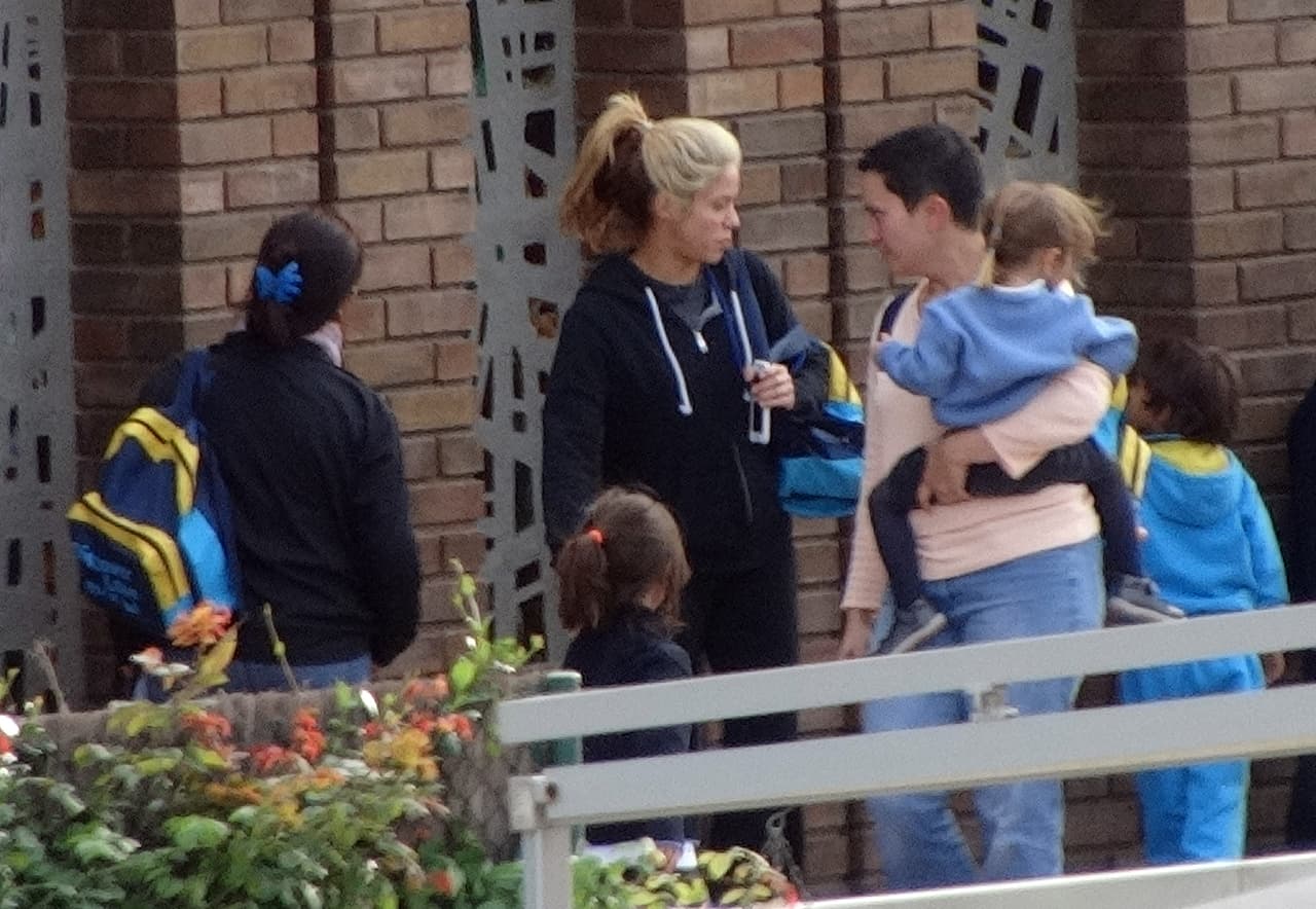 Varios niños se acercaron a la cantante para saludarla.