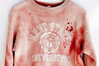 Nueva polémica por una sudadera que recuerda una masacre