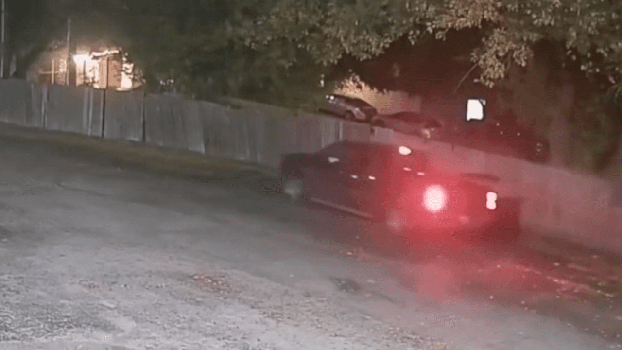 <h2 class="cms-H2-H2"><b>Había una Chevrolet Silverado que se acercó al carro donde fueron encontrados con un disparo en la cabeza</b></h2>
<br>Savanah Soto y Matthew Guerra fueron hallados sin vida en un Kia Optima el 26 de diciembre, días después del reporte de desaparición de la adolescente embarazada. En el video que difundió la policía, antes de que el Kia se acerque más a la toma, sale una camioneta Chevrolet Silverado oscura. 
<b>Esta camioneta se acerca al Kia gris y ambos vehículos se detienen.</b>
<br>
<br>La manera de muerte de Savanah y Matthew fue homicidio, confirmó la Oficina del Médico Forense del Condado de Bexar. Ambos tenían un disparo en la cabeza. Pero el de Matthew fue mediante “contacto”, es decir, el arma de fuego estaba pegada a su cabeza, explicó la policía.