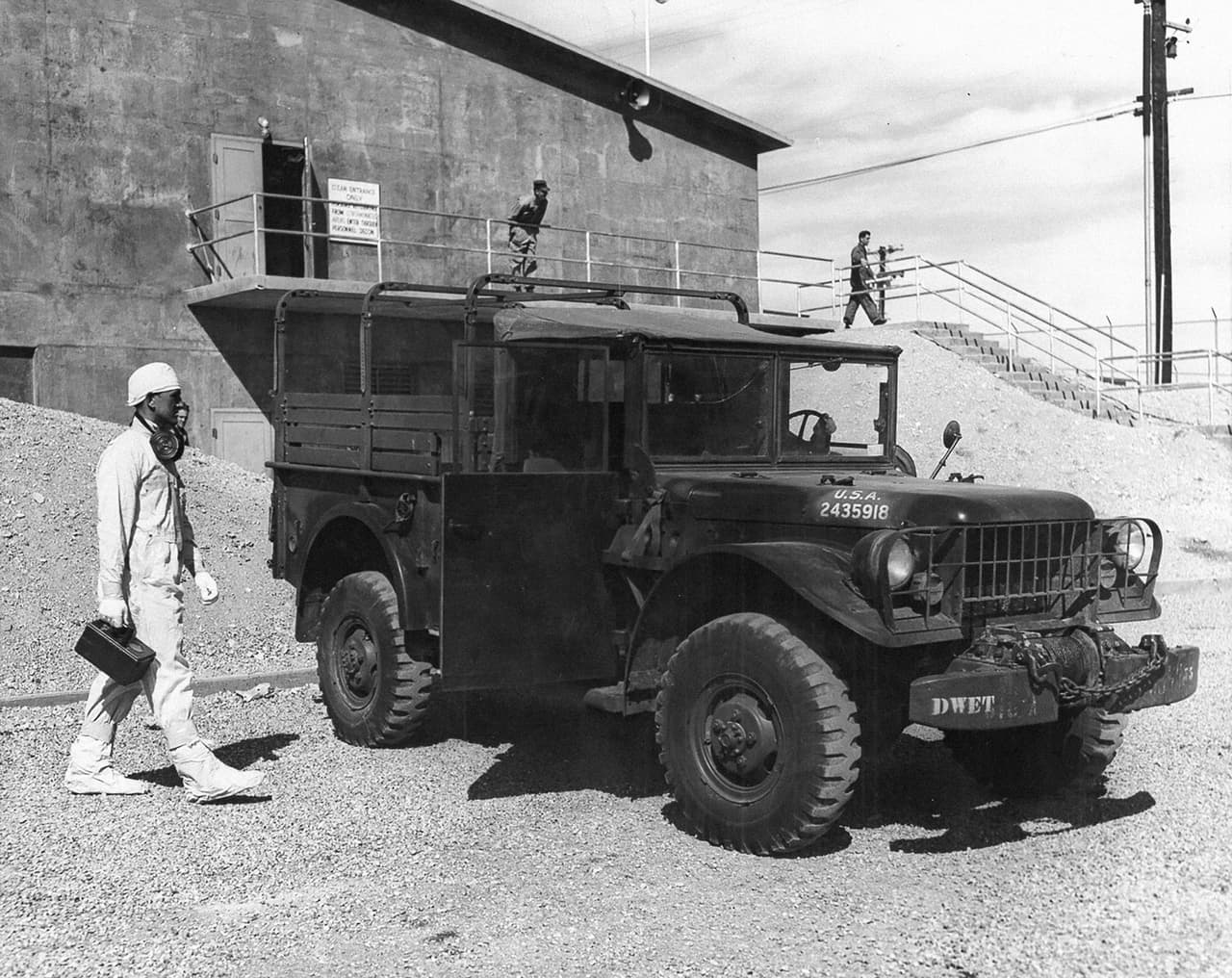 Un técnico con la vestimenta que lo protege de la radiación, antes de recorrer el campo de pruebas nucleares en Nevada.
