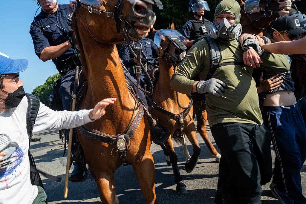 La unidad de patrullaje equino de LAPD se sumó a los esfuerzos para controlar los disturbios del domingo en la tarde.