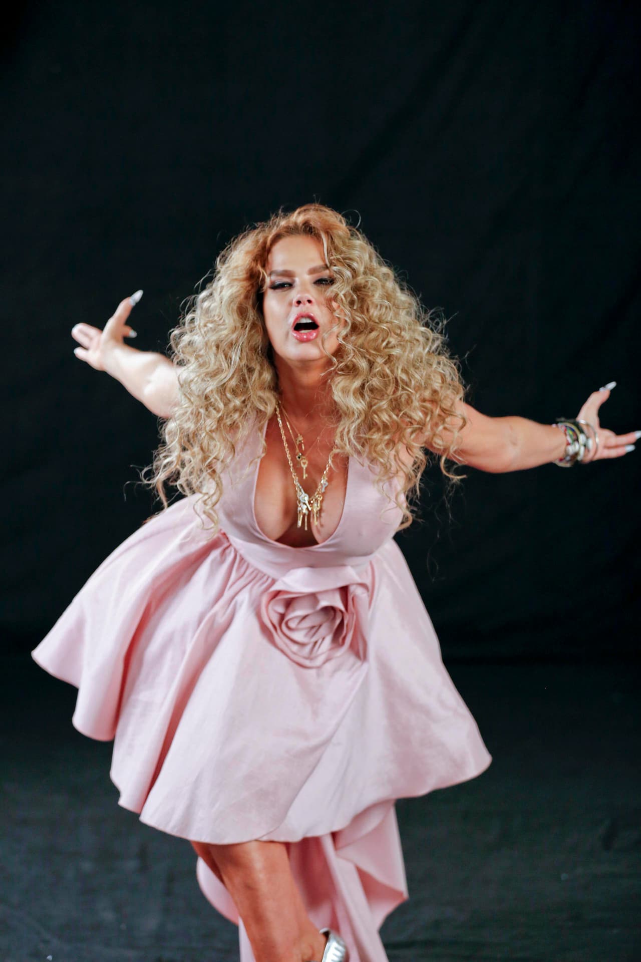 Optó por dos outfits que contrastaron entre sí.