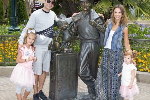 Aliéntala a combinarla con opciones menos obvias, como tenis y una chaqueta estampada.