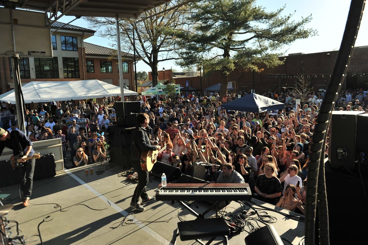 <b><a href="https://www.facebook.com/events/bond-brothers-beer-company/the-bond-brothers-mid-town-square-festival/1068748473865812/">Mid-Town Square Spring Festival (2 de abril)</a></b>: Celebrado en Bond Brothers Beer Company en Cary, este festival de entrada gratuita presenta camiones de comida, artistas locales, música en vivo y, por supuesto, las cervezas galardonadas.