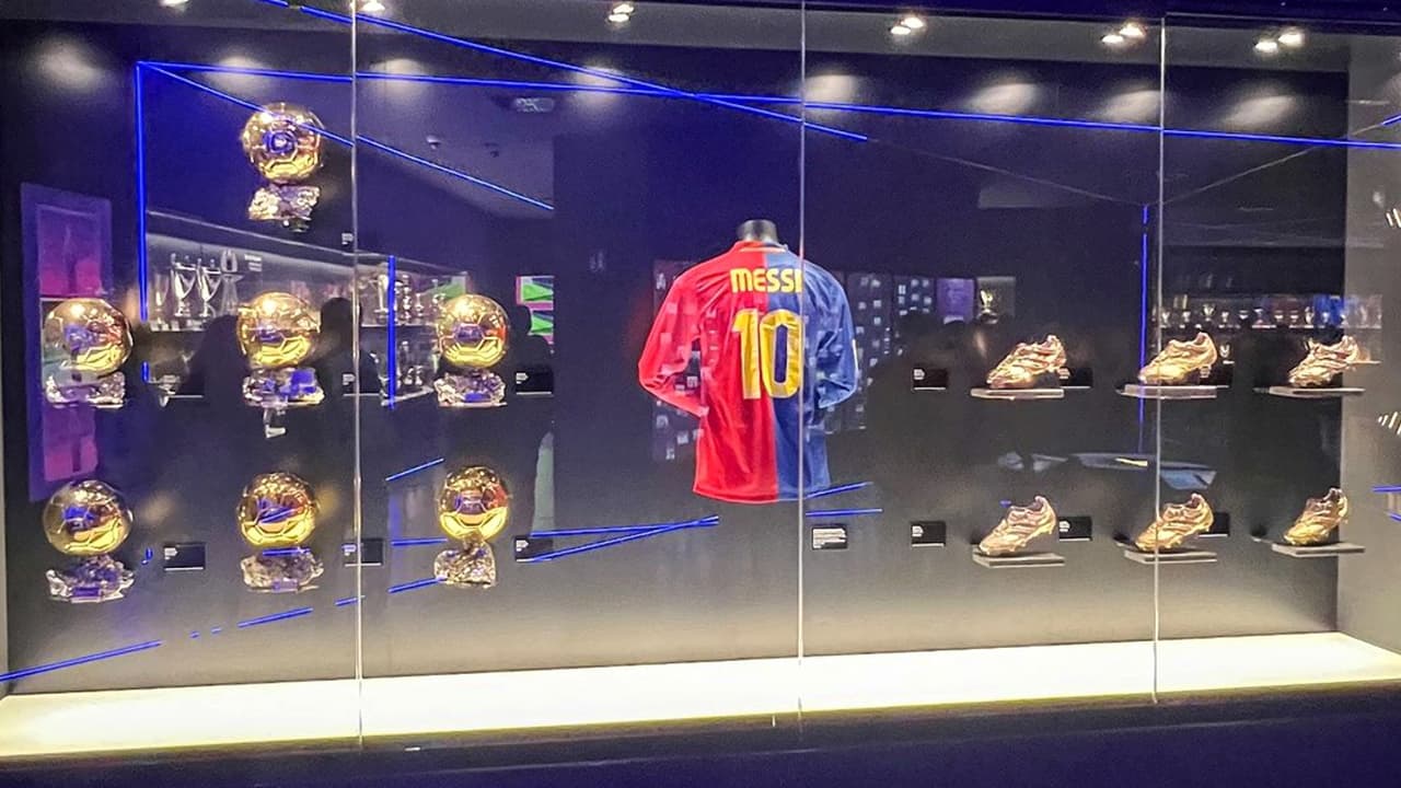 Museo del Barça exhibe octavo Balón de Oro de Leo Messi