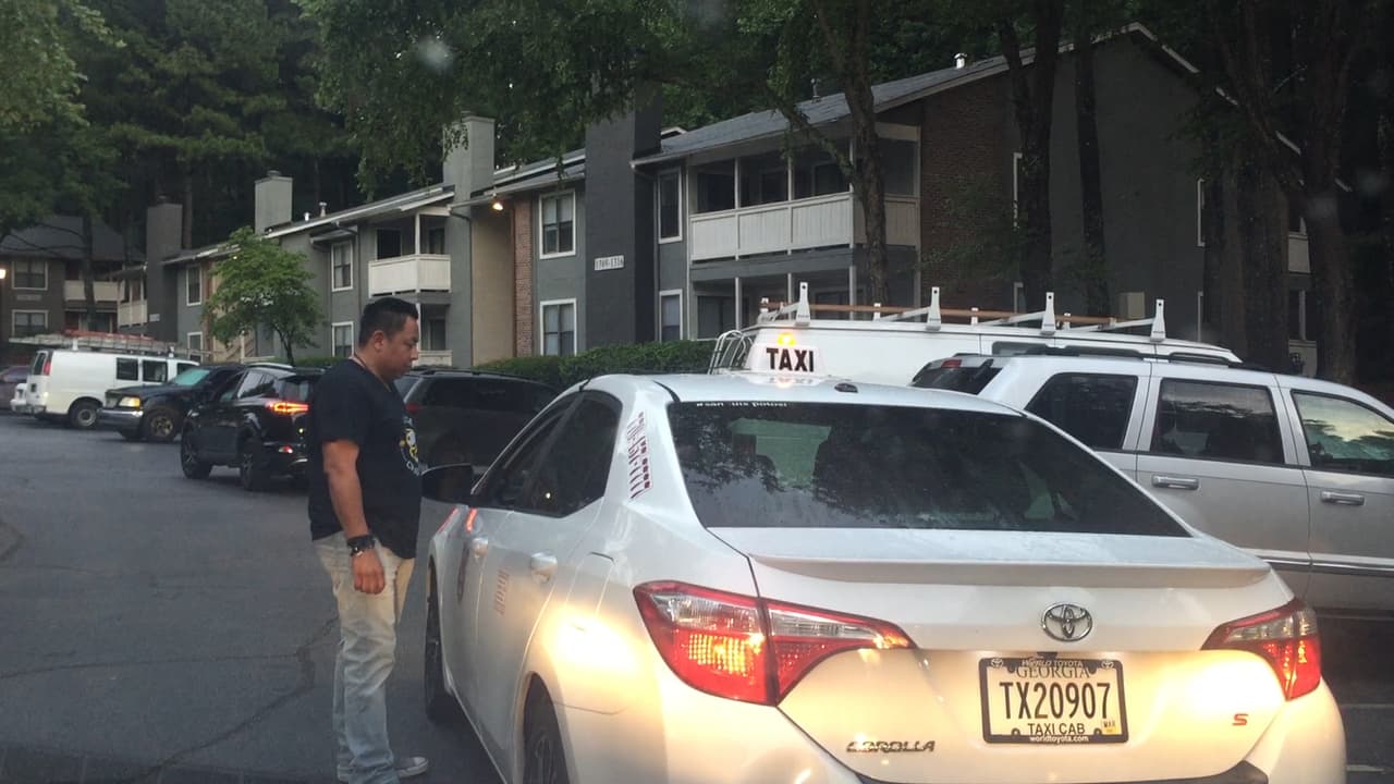 Las comunidades inmigrantes de Georgia vivieron entre los rumores y el miedo el inicio de lo que según el gobierno federal serán varios días de operativos para poner bajo custodia y deportar a indocumentados. En horas de la tarde de este domingo, tanto grupos activistas como Inmigración no habían confirmado detenciones en la región. Al norte de Atlanta, más de 70 personas se reunieron desde muy temprano en la sede de la organización Alianza Latina de Georgia por los Derechos Humanos (GLAHR), desde donde se formaron una decena de grupos que salieron a verificar si agentes del Servicio de Inmigración y Control de Aduanas de los Estados Unidos (ICE) estaban en los vecindarios arrestando a personas.