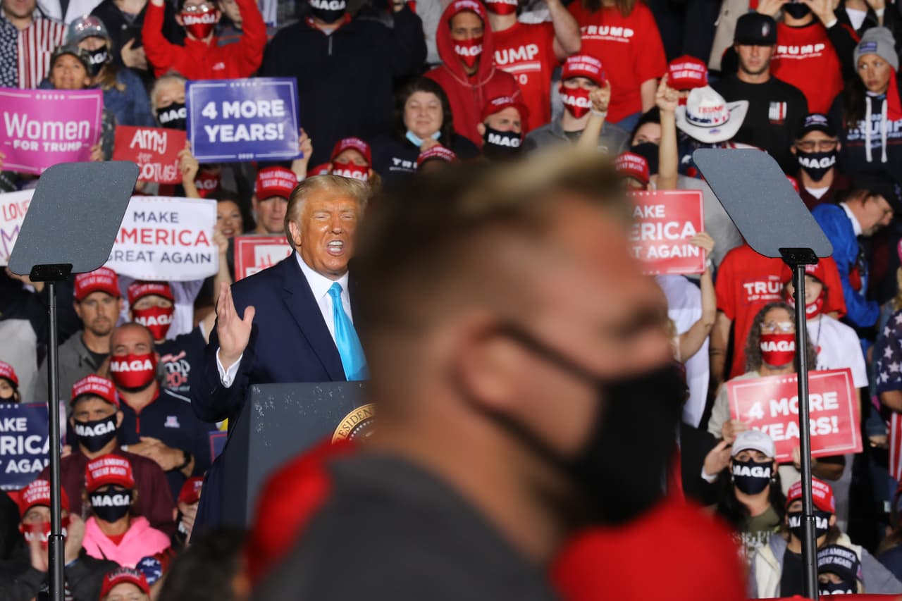 <b>26 de septiembre.</b> Al final del día estuvo rodeado de una multitud en Middletown, Pennsylvania, en un evento de campaña.