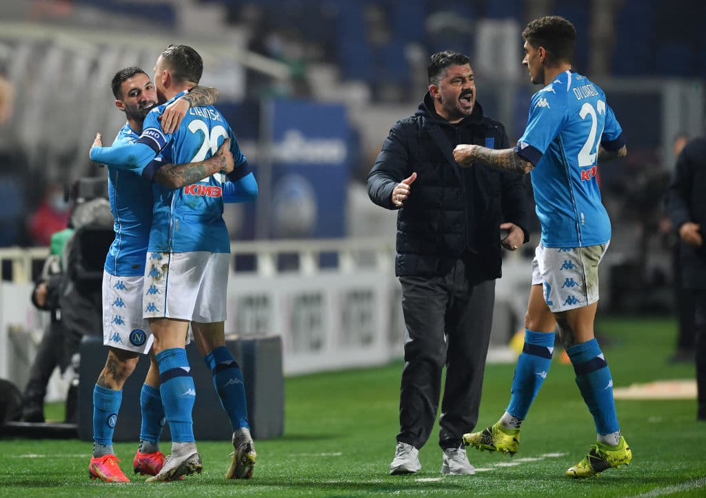 Duván Zapata, Robin Gosens, Luis Muriel y Cristian Romero fueron los encargados de anotar en la victoria 4-2 del Atalanta sobre el Napoli. Atalanta se mantiene en la tercer posición de manera momentánea y el Napoli se queda en la séptima posición, aunque tienen un partido pendiente por jugar.