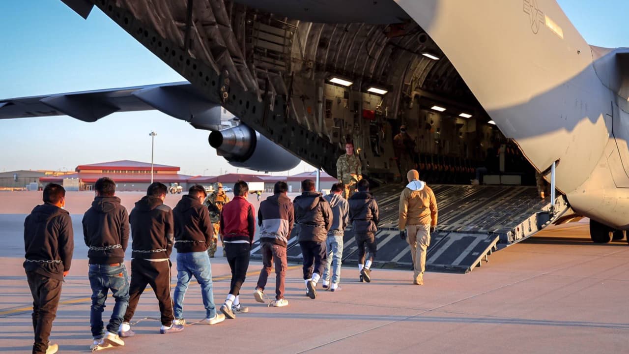 Con aviones militares, comienza deportación de inmigrantes guatemaltecos desde Tucson