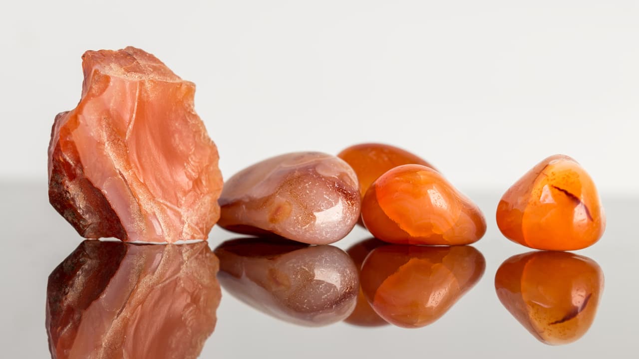 Hay gemas también que puedes portar como amuletos y usar en tus rituales de protección, como la cornalina, que tiene grandes propiedas energéticas para protegernos. 
<b><a href="https://www.univision.com/entretenimiento/horoscopos/cornalina-una-gema-que-funciona-como-perfecto-amuleto-fotos">MIRA QUÉ OTROS PODERES TIENE LA CORNALINA AQUÍ</a></b>.