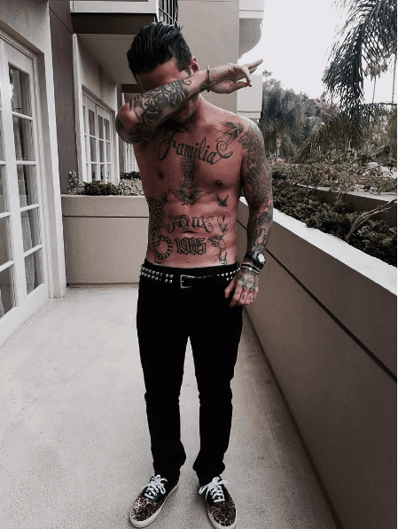 J Balvin también está en esta lista y aunque es un poco más delgado, también tiene un abdomen de mucho ejercicio.