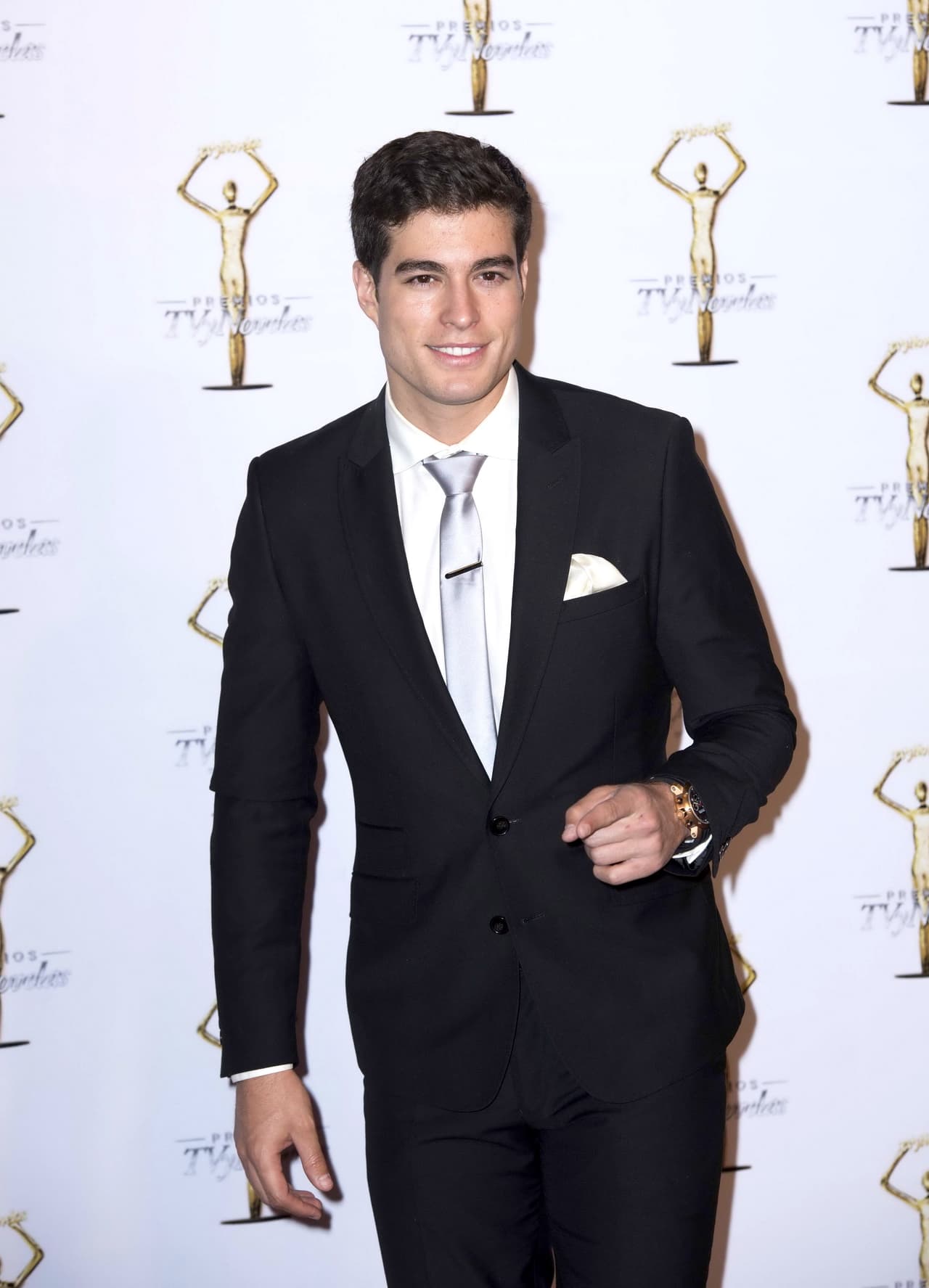 No cabe duda que nuestra 
<a href="http://www.univision.com/temas/danilo-carrera">'cosita linda'</a> es muy guapo, se ve bien con cualquier atuendo que se ponga.