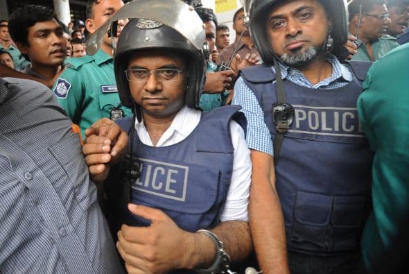 Una procesión estridente de trabajadores a pie, así como en camionetas y motocicletas, se abrió paso por el centro de Dacca.