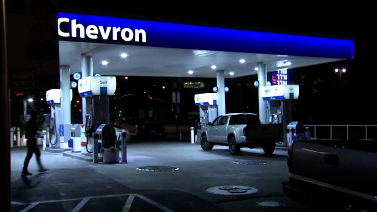 <b>En video:</b> El precio de la gasolina regular aumenta sin control, expertos indican que esta vez, las razonas están relacionadas con mantenimientos de las refinerías locales y son poco optimistas de que los precios se estabilicen pronto. Esto debes saber.