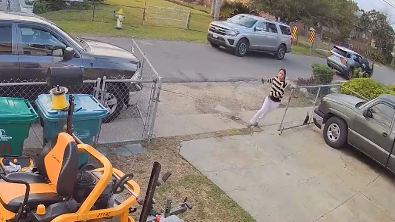 “¡Déjenme!”: agentes federales persiguen a una ciudadana estadounidense hasta la puerta de su casa