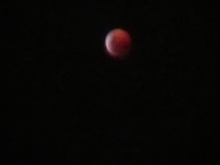 El eclipse lunar total es cuando el sol y la luna están alineados en lados opuestos de la tierra.