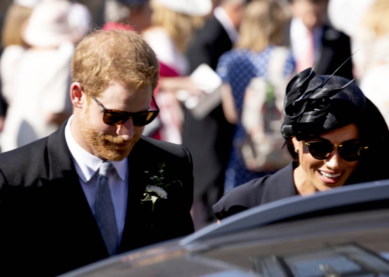 De acuerdo con la revista, la duquesa compró los lentes antes de ser parte de la familia real, en abril de este año, en una de las tiendas en Toronto, Canadá, donde vivió antes de mudarse a 
<b>Kensington Palace</b> el año pasado.