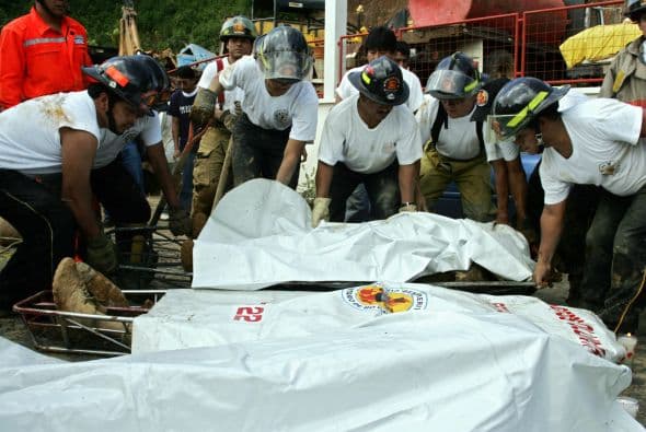 Un alud causado por lluvias torrenciales mató por lo menos a 8 personas y dejó desaparecidas a otras 9 en Java, la principal isla de Indonesia.